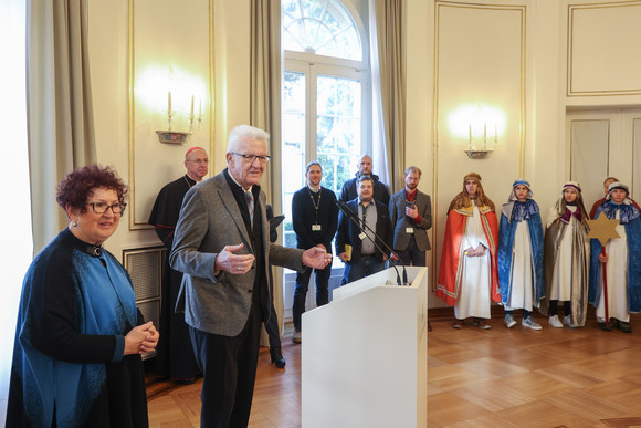 Ministerpräsident Winfried Kretschmann und seine Ehefrau Gerlinde mit Sternsingerinnen und Sternsingern in der Villa Reitzenstein.