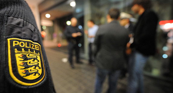 Polizisten kontrollieren eine Gruppe Jugendlicher. (Foto: dpa)