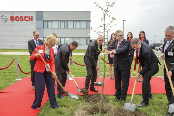 Baumpflanzung vor dem Werksgebäude von Bosch in Pećinci am 17. April 2018