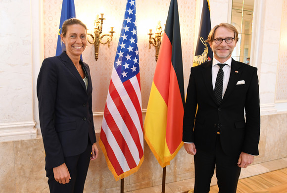 Staatsminister Dr. Florian Stegmann (r.) und die Direktorin des Aspen Institut Deutschland, Dr. Stormy-Annika Mildner (l.)