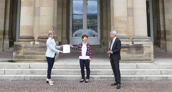 Von links nach rechts: Wirtschaftsministerin Dr. Nicole Hoffmeister-Kraut, Europabeauftragte Dr. Petra Püchner und Staatssekretär Dr. Patrick Rapp vor dem Neuen Schloss in Stuttgart.