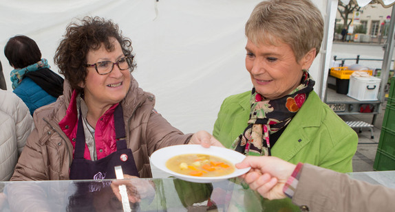 Gerlinde Kretschmann (l) und Staatssekretärin Friedlinde Gurr-Hirsch, teilen am 14.10.2016 während einer Erntedanktafel auf dem Schlossplatz in Stuttgart kostenlos Suppe aus (Quelle: dpa).