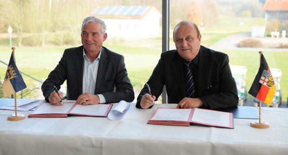 Der baden-württembergische Innenminister Thomas Strobl (l.) und sein saarländischer Amtskollege Klaus Bouillon (r.) bei der Unterzeichnung der Kooperationsvereinbarung zur Bekämpfung der Cyberkriminalität.