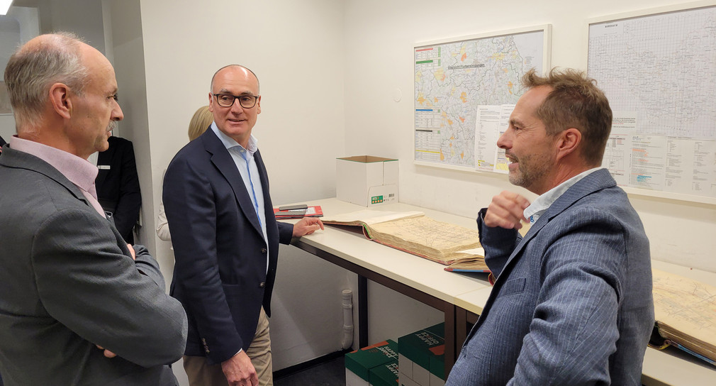 Ministerialdirektor Dr. Christian Schneider besucht die untere Vermessungsbehörde des Landratsamts in Biberach