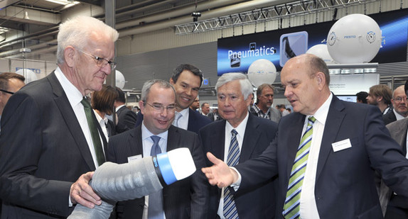 Ministerpräsident Winfried Kretschmann (l.) besucht den Stand der Festo AG & Co. KG aus Esslingen (Foto: Staatsministerium Baden-Württemberg)