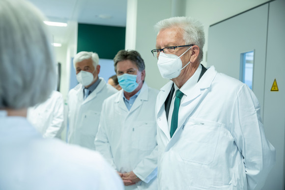 v.l.n.r.: Wolfgang Reimer, Regierungspräsident im Regierungspräsidium Stuttgart, Gesundheitsminister Manne Lucha und Ministerpräsident Winfried Kretschmann (Bild: Staatsministerium Baden-Württemberg)