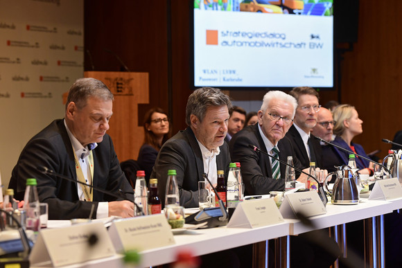 von links nach rechts: Franz Loogen, Geschäftsführer der e-mobil BW GmbH, Robert Habeck, Vizekanzler und Bundesminister für Wirtschaft und Klimaschutz, Ministerpräsident Winfried Kretschmann, Staatsminister Dr. Florian Stegmann, Verkehrsminister Winfried Hermann und Thekla Walker, Ministerin für Umwelt, Klima und Energiewirtschaft