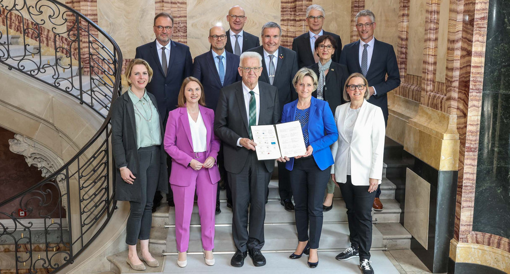 Gruppenbild der Unterzeichnenden des Ausbildungsbündnisses 2023-2027