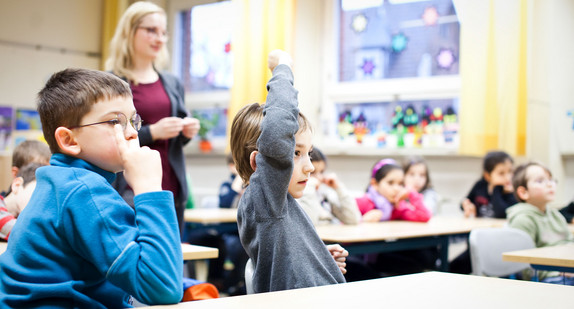 Grundschule Schüler meldet sich