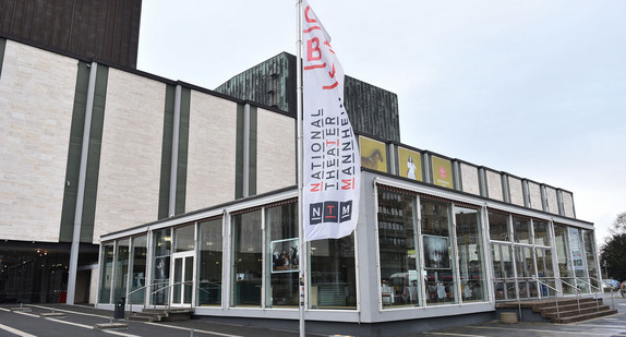 Blick auf den Eingangsbereich des Nationaltheaters Mannheim (Foto: © dpa)