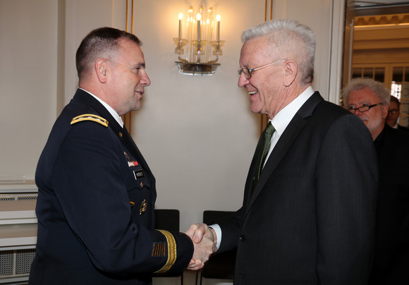 Ministerpräsident Winfried Kretschmann (r.) und Generalleutnant Frederick Benjamin Hodges (l.) 