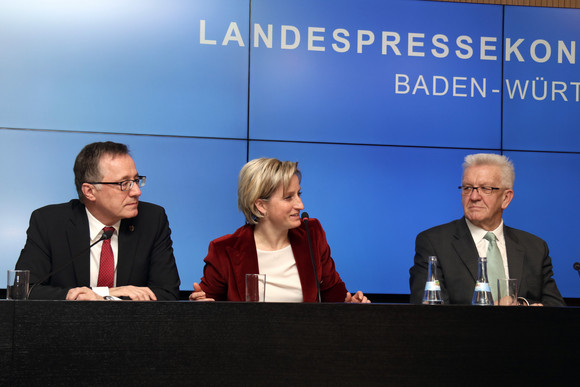 Ministerpräsident Winfried Kretschmann (r.), Wirtschaftsministerin Nicole Hoffmeister-Kraut (M.) und der Technologiebeauftragte der Landesregierung, Professor Dr. Wilhelm Bauer (l.)