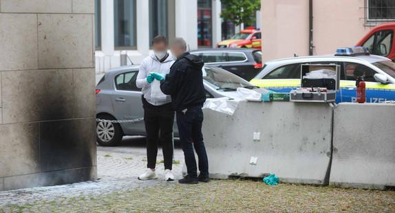 Ermittler der Polizei sammeln Beweise zum Brandanschlag an der Synagoge in Ulm.