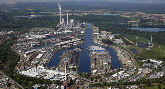 Das Luftbild zeigt den Karlsruher Rheinhafen mit seinen fünf Hafenbecken. (Foto: © dpa)