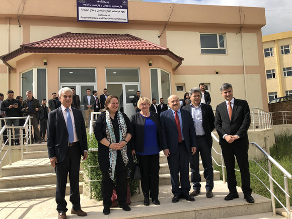  Gruppenbild vor dem Institut für Psychotherapie und Psychotraumatologie in Dohuk (Bild: Staatsministerium Baden-Württemberg)