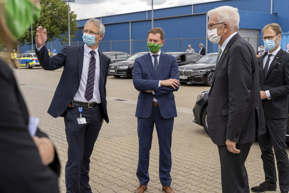 Ministerpräsident Winfried Kretschmann (2.v.r.), der sächsische Ministerpräsident Michael Kretschmer (M.) und Staatssekretär Dr. Florian Stegmann (r.)  bei der Firma SICK Engineering GmbH in Ottendorf-Okrilla (Bild: Staatsministerium Baden-Württemberg)