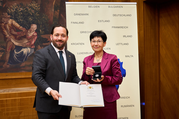 Staatssekretär Florian Hassler (l.) und Régine Wilhelm (r.)