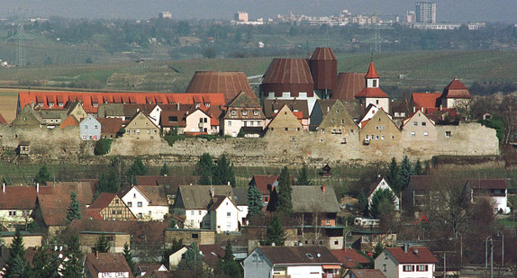 Stadt Lauffen am Neckar mit Stadtmauer (Foto: © dpa)