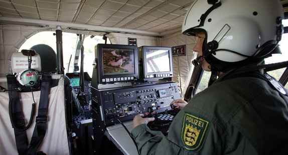 Eine Polizistin bei der Arbeit in einem Polizeihubschrauber (Bild: © dpa)