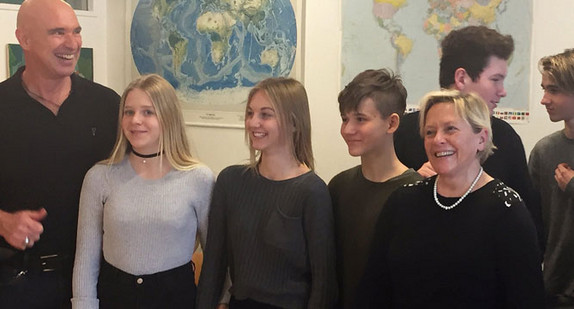 KLASSENTREFFEN - unterwegs in Sachen Bildung. Kultusministerin Eisenmann zu Besuch an der Realschule Ailingen-Friedrichshafen (Bild: © Kultusministerium Baden-Württemberg).