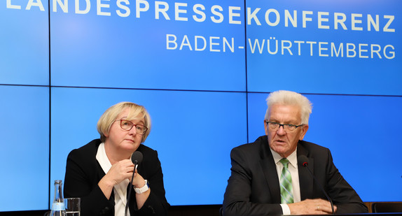 Ministerpräsident Winfried Kretschmann (r.) und Wissenschaftsministerin Theresia Bauer (l.) (Bild: Staatsministerium Baden-Württemberg)