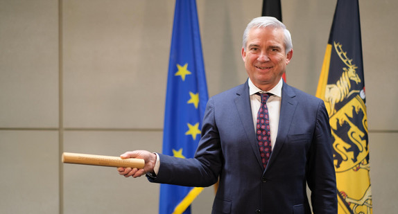 Innenminister Thomas Strobl nimmt den Staffelstab für den Vorsitz der Innenministerkonferenz entgegen.