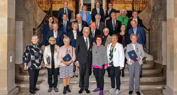 Ministerpräsident Winfried Kretschmann und Gerlinde Kretschmann (beide vorne in der Mitte) mit den Ordensträgerinnen und -trägern