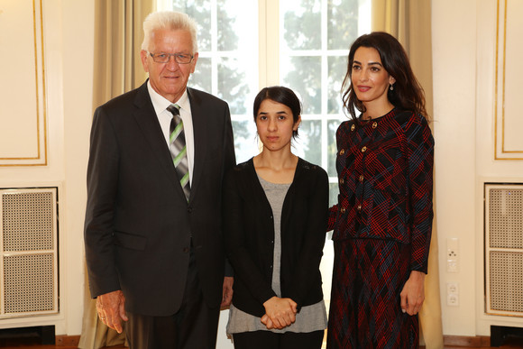 (v.l.n.r.) Ministerpräsident Winfried Kretschmann, Nadia Murad, Amal Clooney.