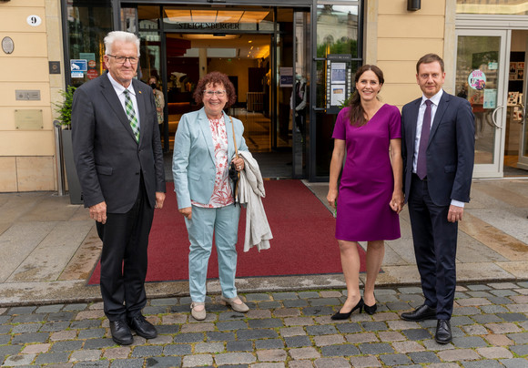 Ministerpräsident Winfried Kretschmann (l.) und seine Frau Gerlinde Kretschmann (2.v.l.) mit dem sächsischen Ministerpräsidenten Michael Kretschmer (r.) und dessen Partnerin Annett Hofmann (2.v.r.) in Dresden (Bild: Staatsministerium Baden-Württemberg)