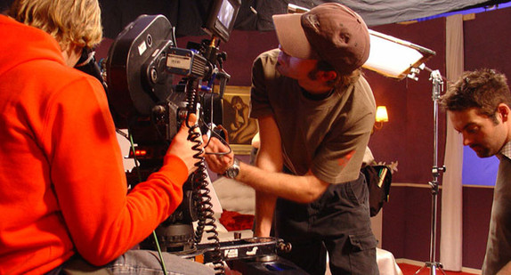 Studenten der Filmakademie Baden-Württemberg am Filmset. (Bild: © Filmakademie BW)