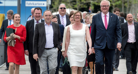 Der nordrhein-westfälische Finanzminister Norbert Walter-Borjans (SPD), die baden-württembergische Finanzministerin Edith Sitzmann (Bündnis 90/Die Grünen) und der hessische Finanzminister Thomas Schäfer (CDU) (v.l.n.r.) (Foto: Patrick Seeger / dpa)