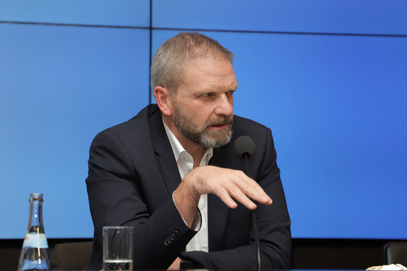 Staatssekretär Volker Ratzmann bei der Regierungspressekonferenz (Bild: Staatsministerium Baden-Württemberg)