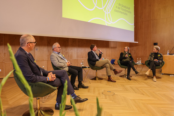 von links nach rechts: Podiumsdiskussion mit Dr. Felix Heidenreich, Universität Stuttgart, Michael Schnepf, Teilnehmer eines Bürgerforums zu einem Transformationsprojekt, Moderator Benno Stieber, Laura Zöckler, Heidelberger Energiegenossenschaft und Barbara Bosch, Staatsrätin für Zivilgesellschaft und Bürgerbeteiligung