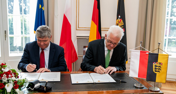 Ministerpräsident Winfried Kretschmann (r.) und Woiwodschaftsmarschall Witold Stępień (l.)