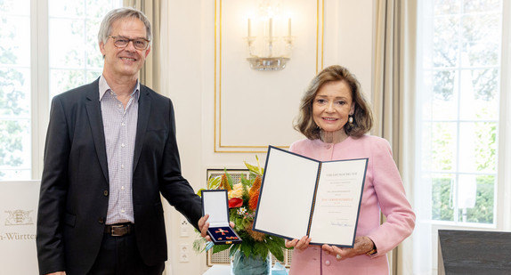 Staatssekretär Rudi Hoogvliet (l.) und Ann-Katrin Bauknecht (r.) bei der Überreichung des Bundesverdienstkreuzes.