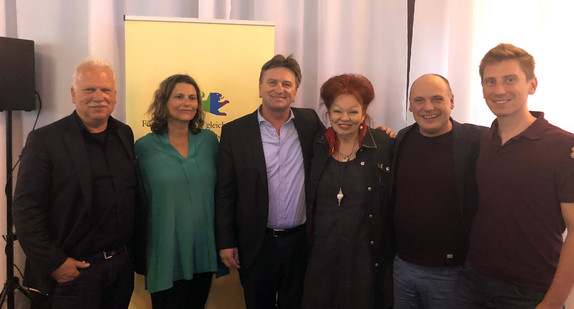 Gruppenfoto mit Brigitte Lösch MdL (2.v.l.), Minister Manne Lucha (3.v.l.), Stadträtin Laura Halding-Hoppenheit (3.v.r.), Daniel Born MdL (2.v.r.) und Christoph Ozasek (r.), (Gemeinderat Stuttgart)