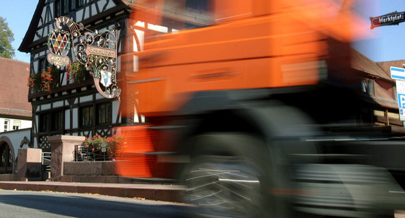 Ein Lkw fährt auf der Bundestraße 3 durch Weingarten bei Karlsruhe. (Foto: © dpa)