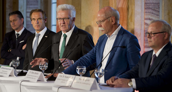 v.l.n.r.: Lutz Meschke, Dr. Volkmar Denner, Ministerpräsident Winfried Kretschmann, Dr. Dieter Zetsche und Prof. Dr. Hubert Waltl (Foto: Staatsministerium Baden-Württemberg)