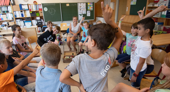 Baden-Württemberg, Lenningen: Schülerinnen und Schüler sitzen in einem Klassenraum der Grundschule im Lenninger Ortsteil Schopfloch. (Bild: picture alliance/Marijan Murat/dpa)