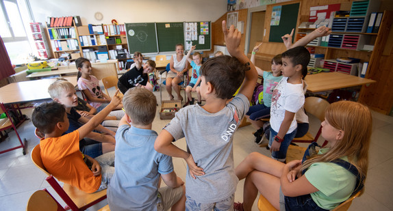 Baden-Württemberg, Lenningen: Schülerinnen und Schüler sitzen in einem Klassenraum der Grundschule im Lenninger Ortsteil Schopfloch. (Bild: picture alliance/Marijan Murat/dpa)