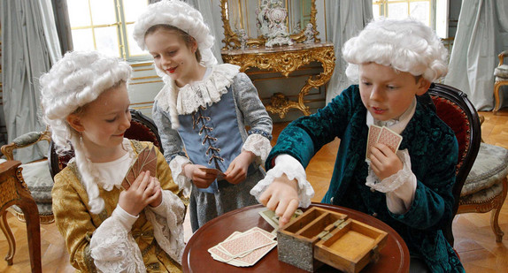 Kinder in barocken Kostümen im Schloss Ludwigsburg (Bild: © Staatliche Schlösser und Gärten Baden-Württemberg).