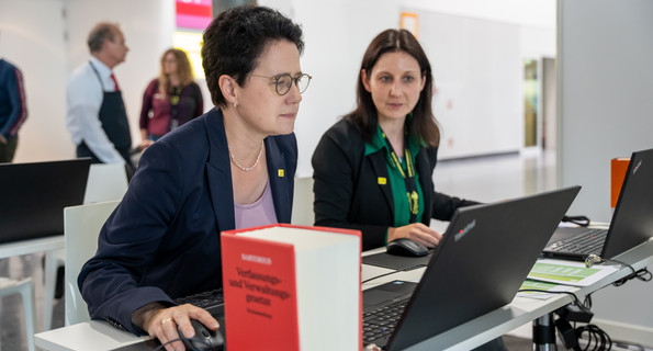 Ministerin der Justiz und für Migration Marion Gentges sitzt vor einem Laptop.