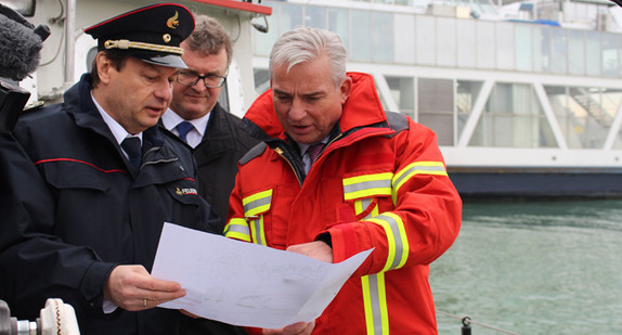 v.l.n.r.: Stadtbrandmeister Louis Laurösch, Oberbürgermeister Andreas Brand und Innenminister Thomas Strobl