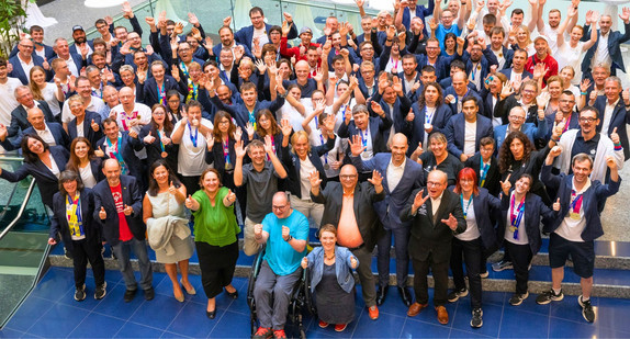 Das Foto zeigt die Athletinnen und Athleten aus Baden-Württemberg der Special Olympics World Games in Berlin sowie das Betreuerteam, Gästen aus Sport, Politik und Gesellschaft sowie den Verantwortlichen von SOBW zusammen mit Sportministerin Theresa Schopper (1. Reihe, vierte von links), Simone Fischer (1. Reihe, sechste von links), dahinter Jürgen Scholz (Präsident des Landessportverbands BW und Mathias Tröndle (Präsident SOBW).