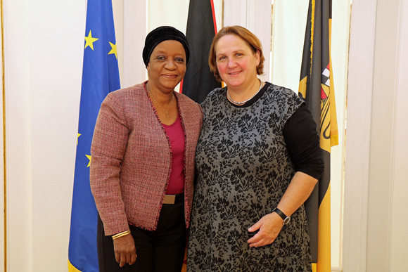 Staatssekretärin Theresa Schopper (r.) und die Sonderbeauftragte des UN-Generalsekretärs für sexuelle Gewalt in Konflikten, Zainab Hawa Bangura (l.)