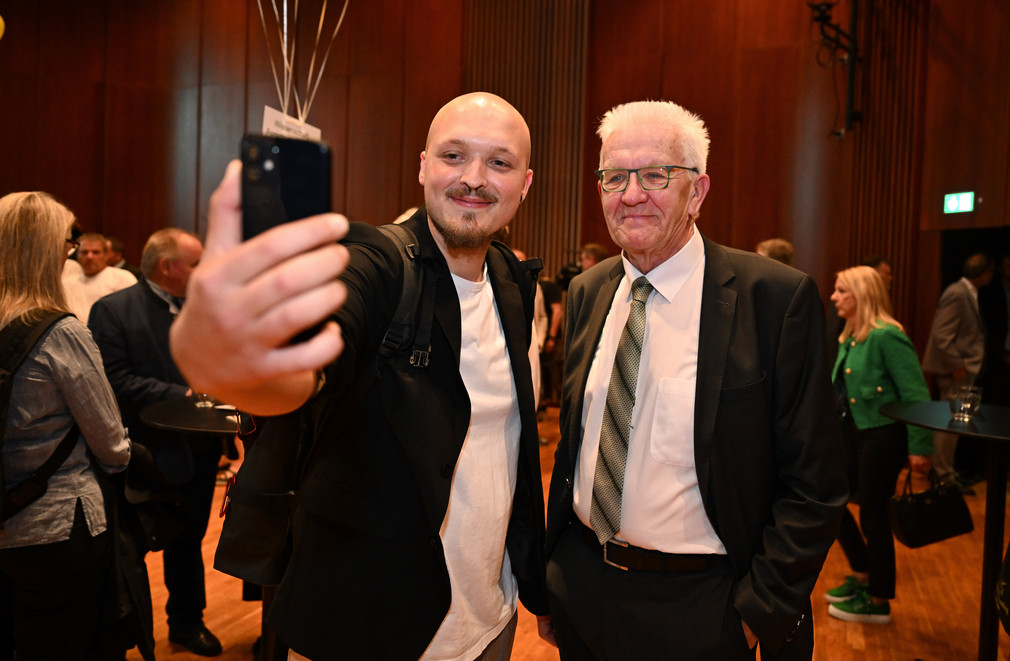 Ein Bürger macht ein Selfie mit Ministerpräsident Winfried Kretschmann (rechts).