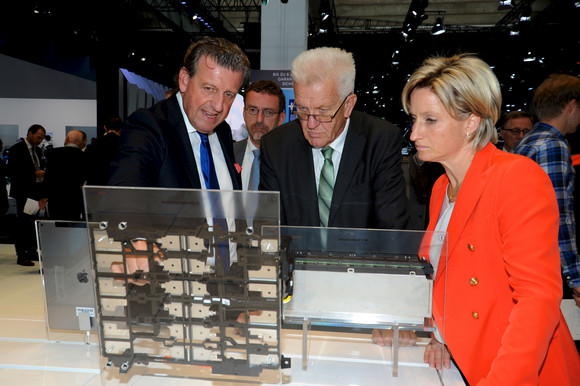 v.l.n.r.: ElringKlinger-Vorstandsvorsitzender Stefan Wolf, Ministerpräsident Winfried Kretschmann und Wirtschaftsministerin Nicole Hoffmeister-Kraut am Stand der ElringKlinger AG