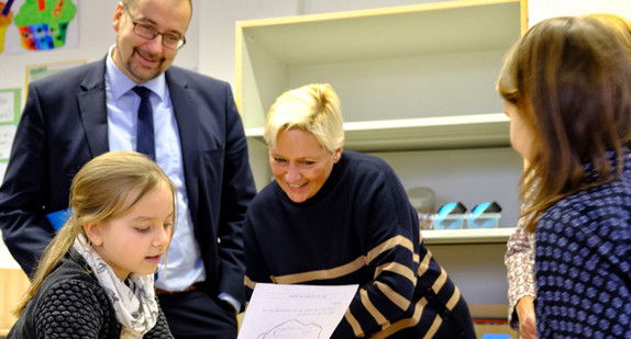 Kultusministerin Susanne Eisenmann (2.v.r.) und Oberbürgermeister Michael Scharmann (2.v.l.) unterhalten sich mit zwei Schülerinnen der Silcher-Grundschule in Weinstadt-Endersbach. (Foto: Ministerium für Kultus, Jugend und Sport Baden-Württemberg)