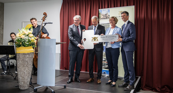 v.l.n.r.: Bernd Sahner (Kaufmännischer Direktor des Universitätsklinikums), Karl-Heinz Bühler (Leiter Vermögen und Bau Baden-Württemberg Amt Freiburg), Finanzministerin Edith Sitzmann, Prof. Dr. Frederik Wenz (Leitender ärztlicher Direktor und Vorstandsvorsitzender des Universitätsklinikums Freiburg) (Bild: © Britt Schilling / Universitätsklinikum Freiburg)