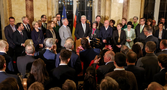 Ministerpräsident Winfried Kretschmann (Mitte) spricht zu den Gästen, neben ihm stehen seine Ehefrau Gerlinde und die Mitglieder der Landesregierung.